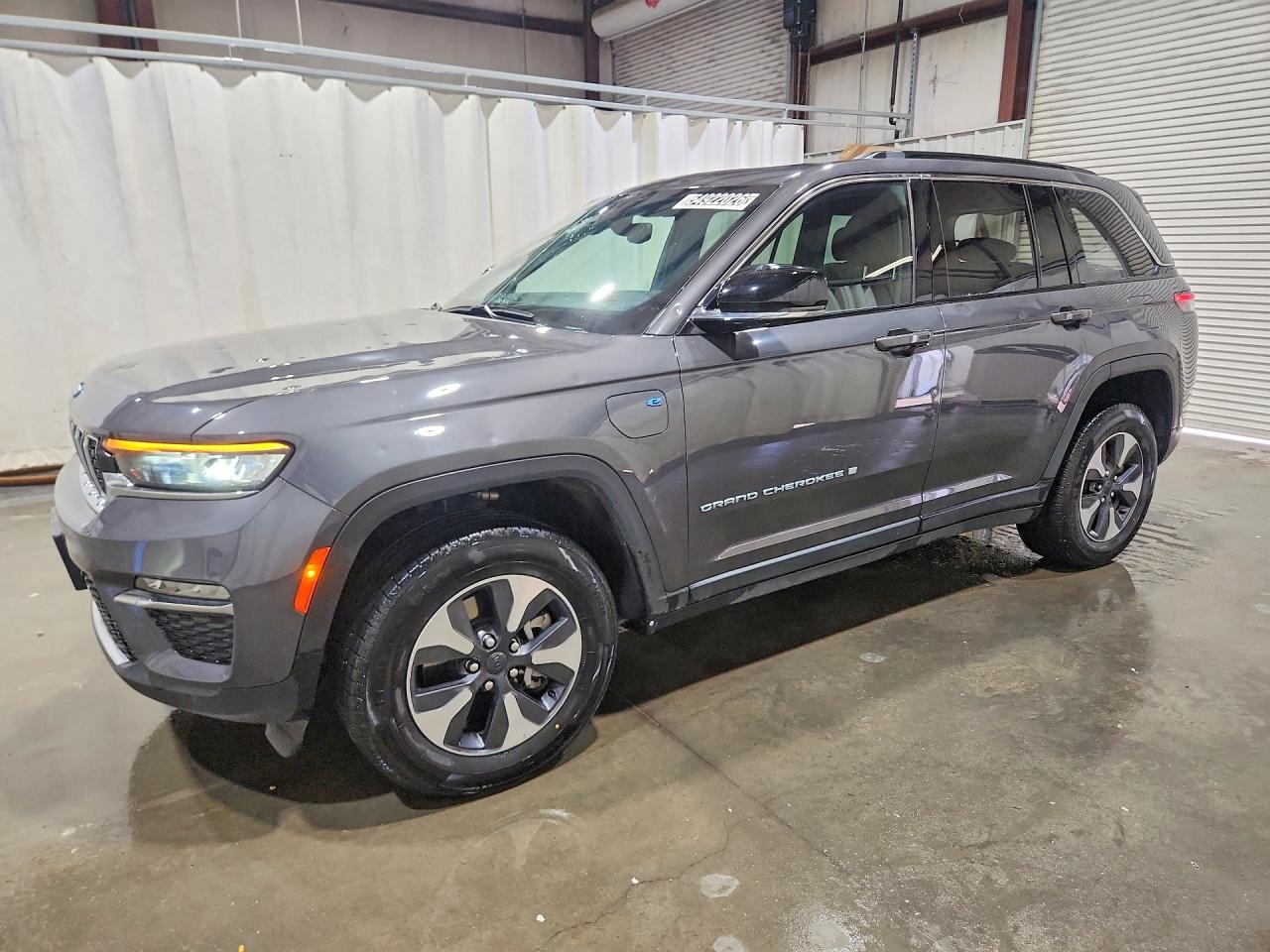 Salvage Jeep Cherokee Image