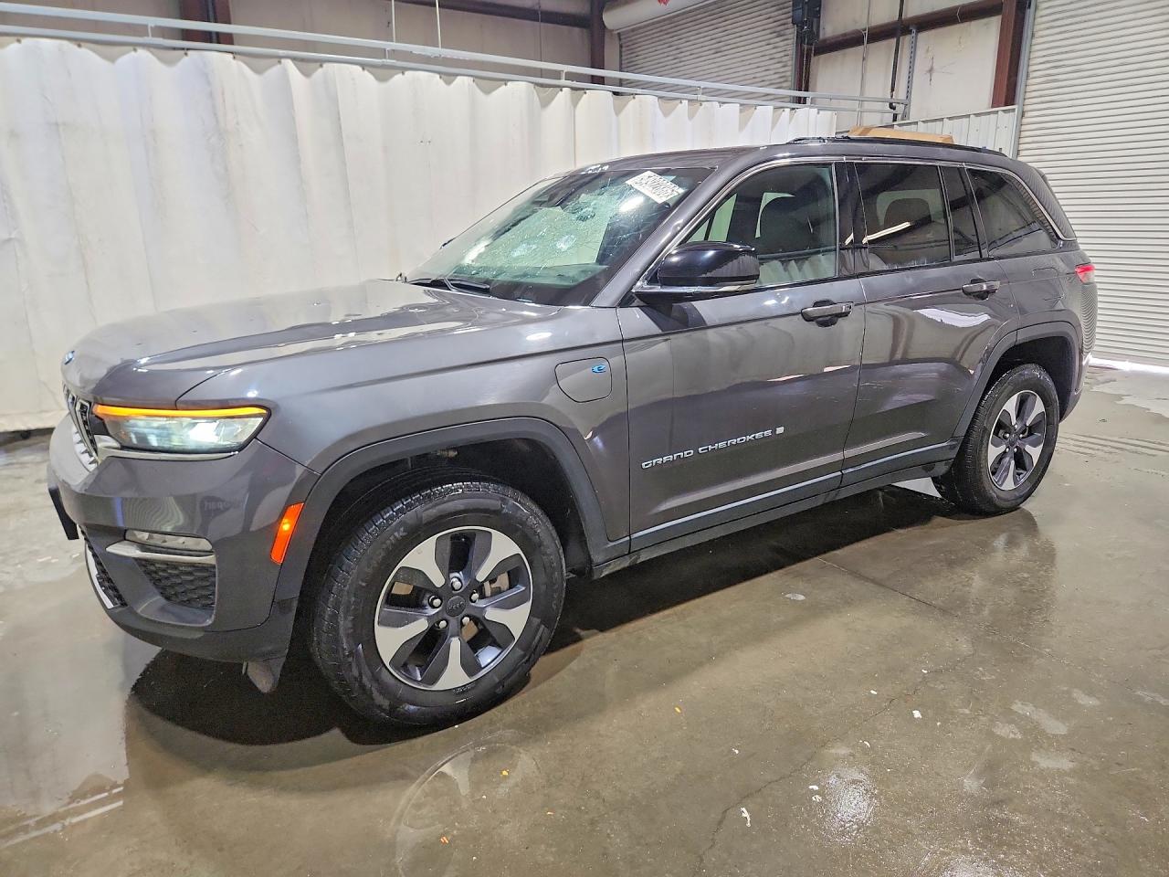 Salvage Jeep Cherokee Image