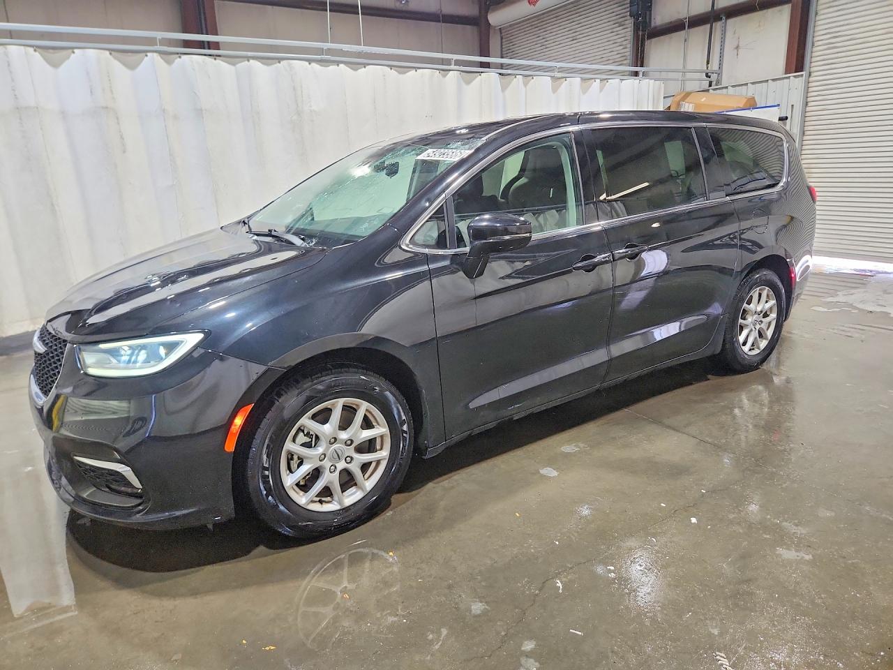 Salvage Chrysler Pacifica Image