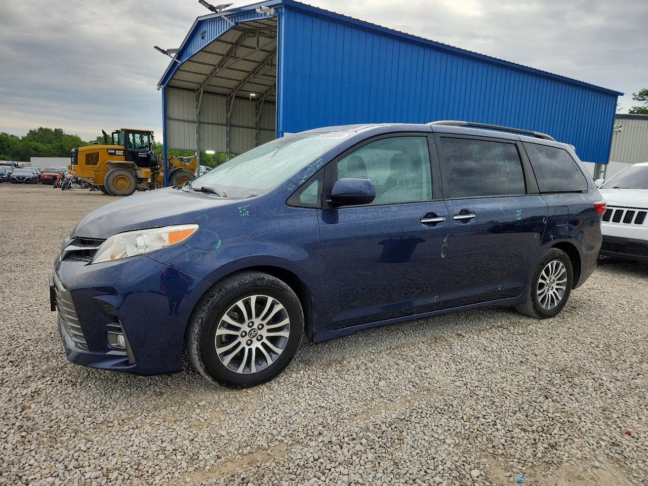 Salvage Toyota Sienna Image