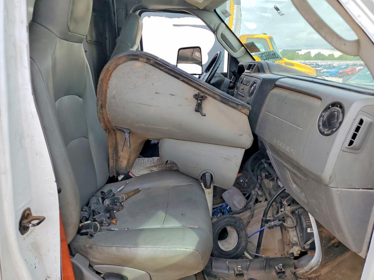 Ford Econoline E350 Super Duty Cutaway Van