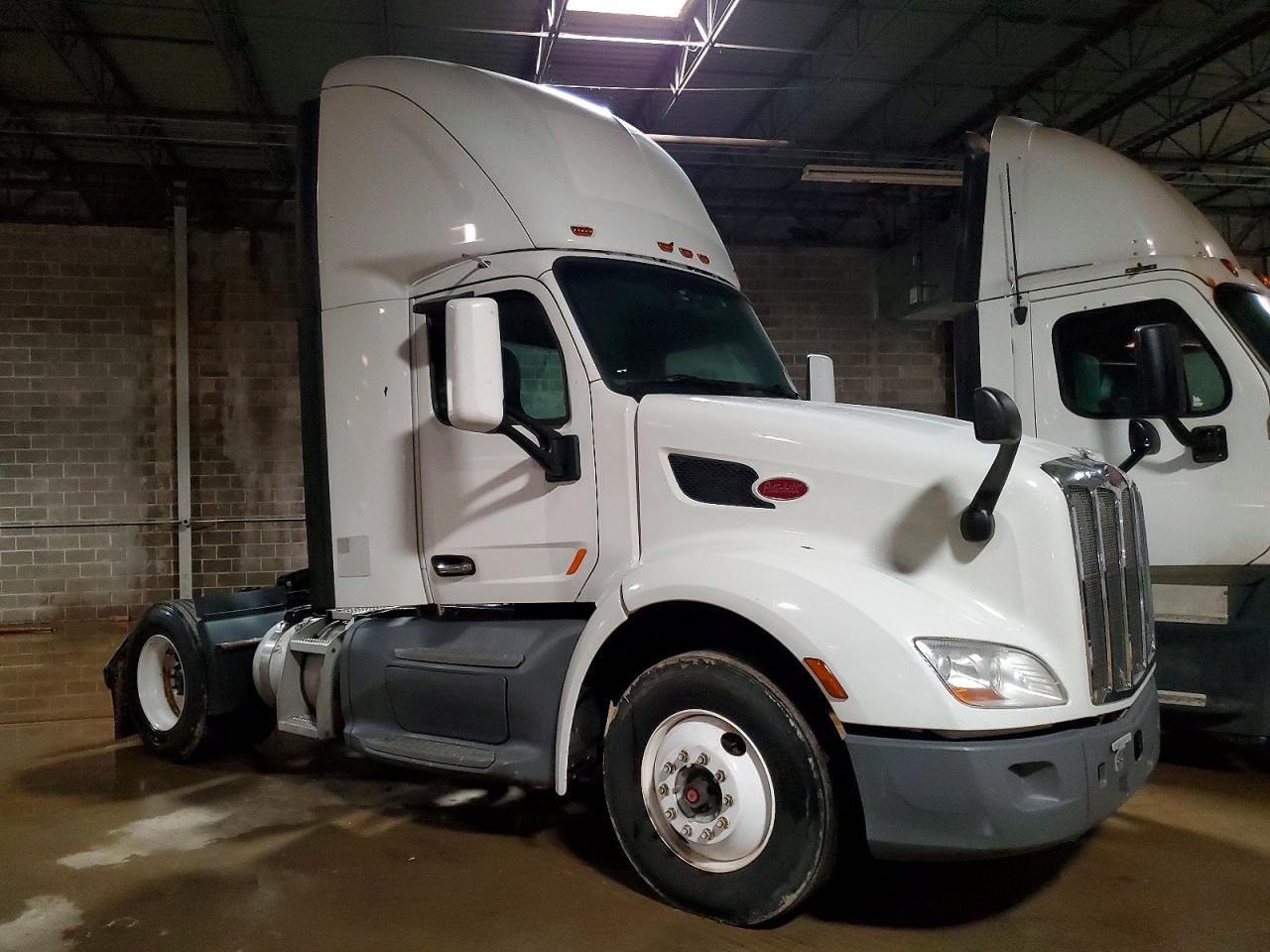 Salvage Peterbilt 579 Image