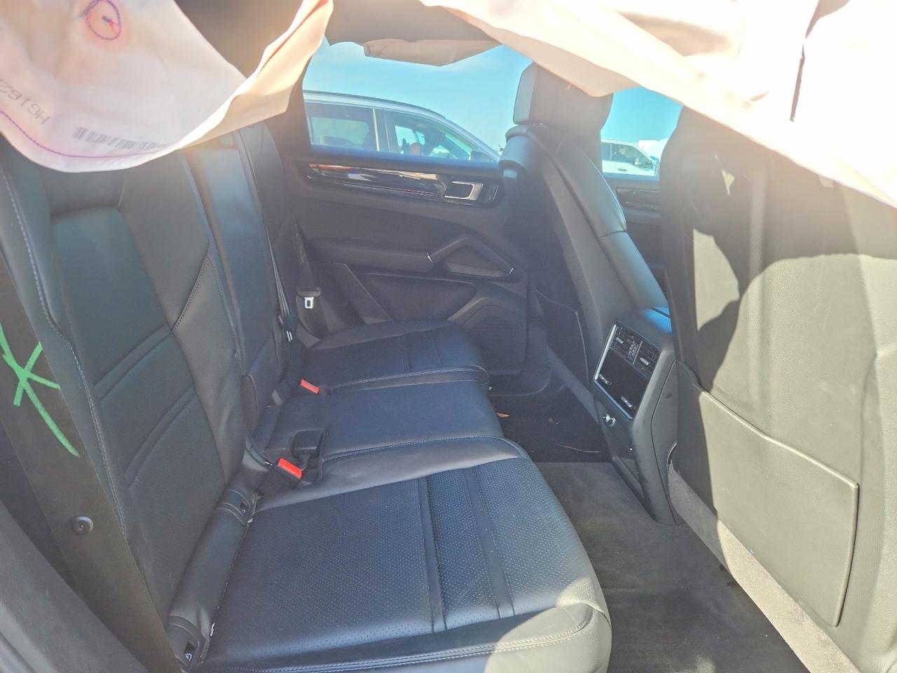 Porsche Cayenne Base