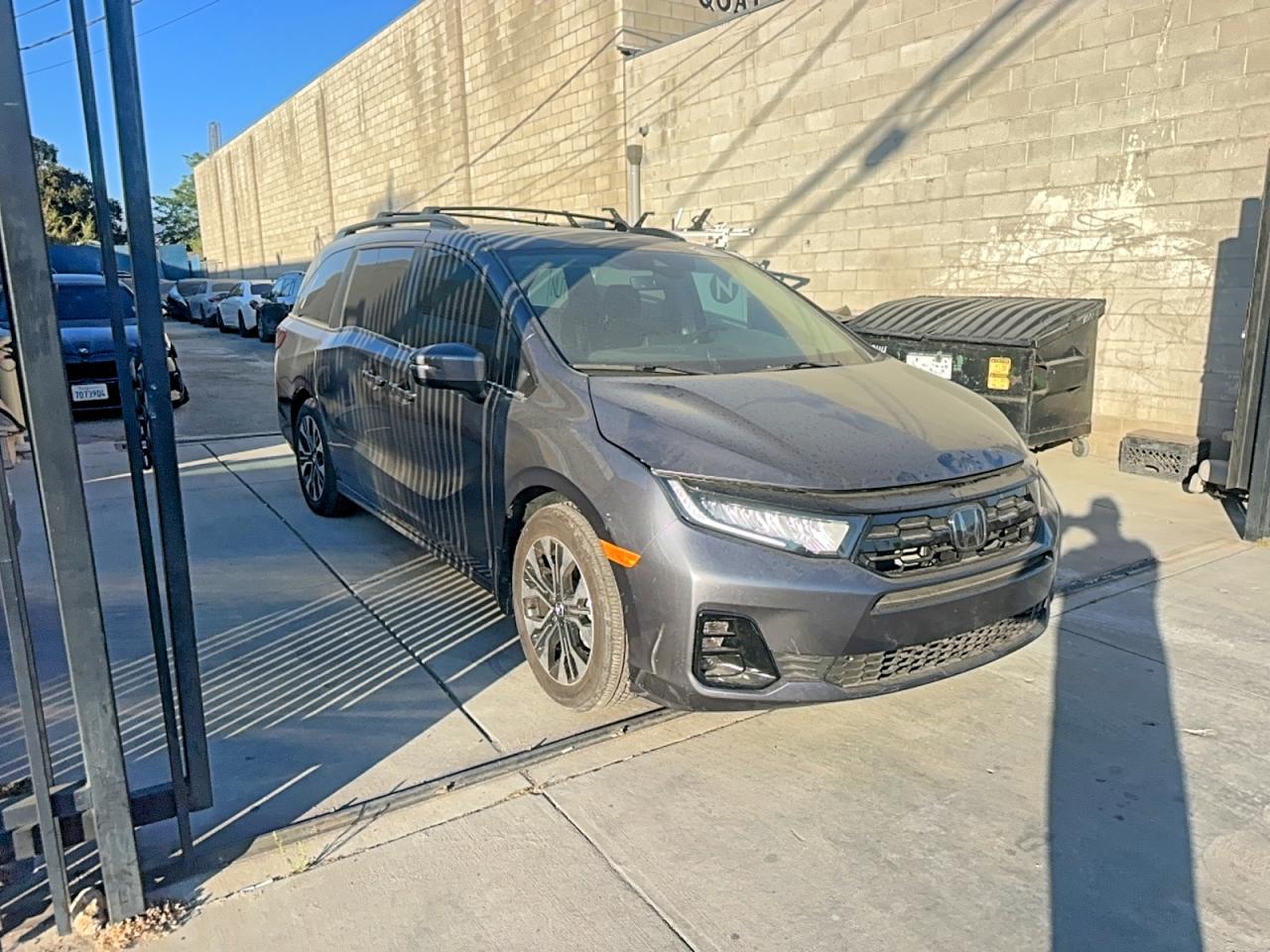 Salvage Honda Odyssey Image
