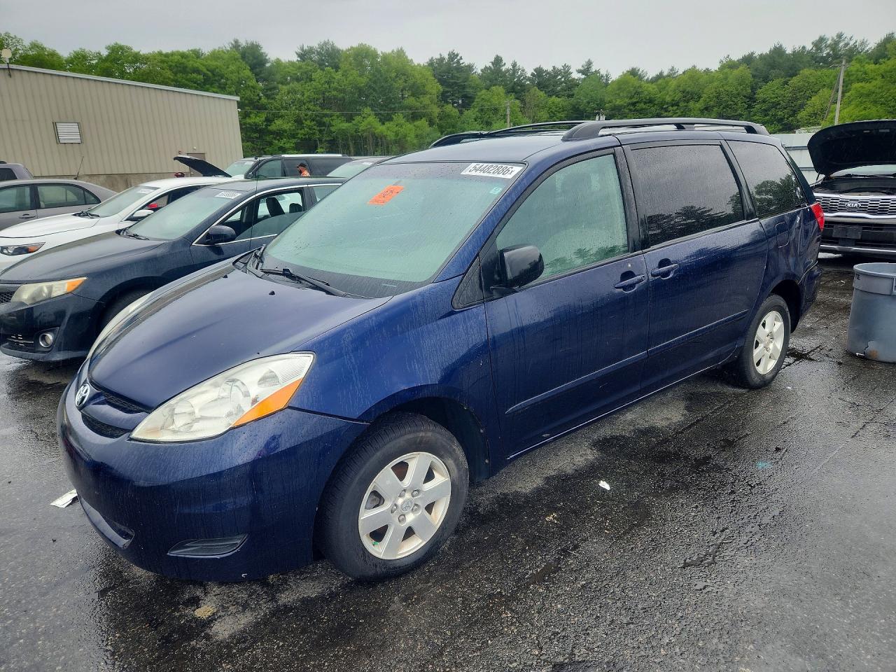 Toyota Sienna Le 8-passenger