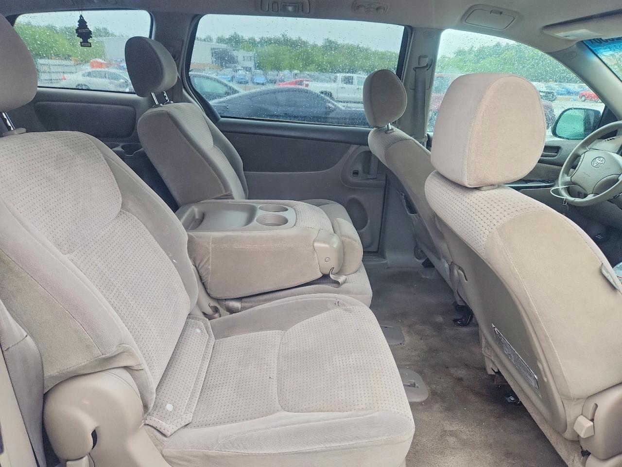 Toyota Sienna Le 8-passenger