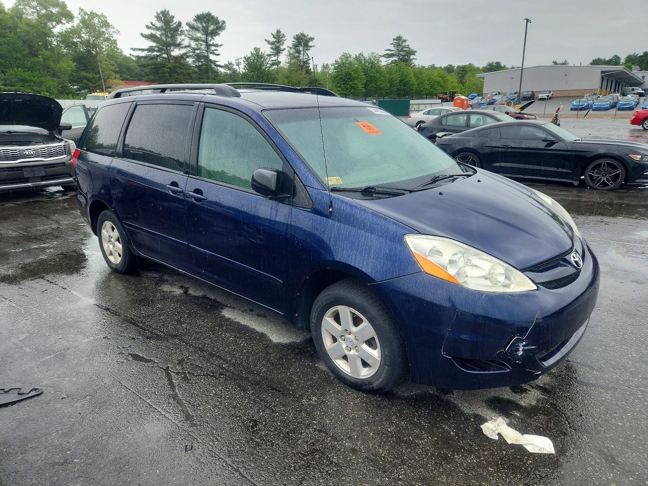 Toyota Sienna Le 8-passenger