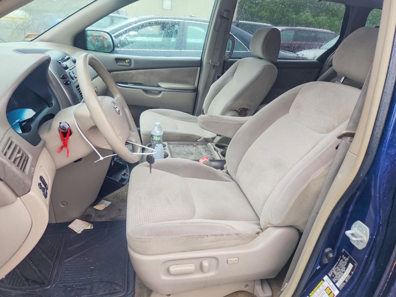 Toyota Sienna Le 8-passenger