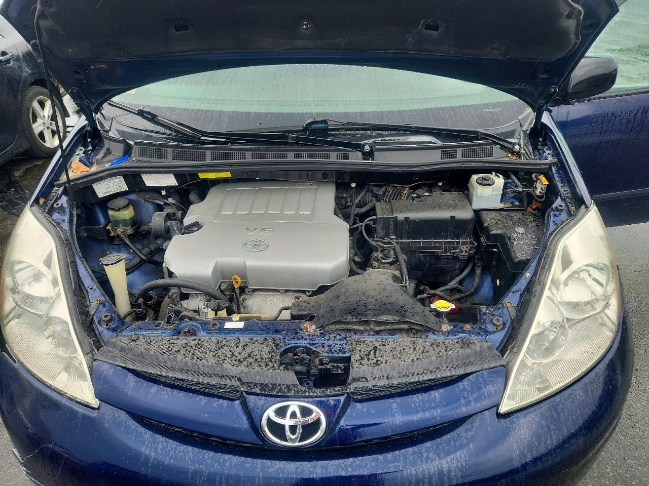 Toyota Sienna Le 8-passenger