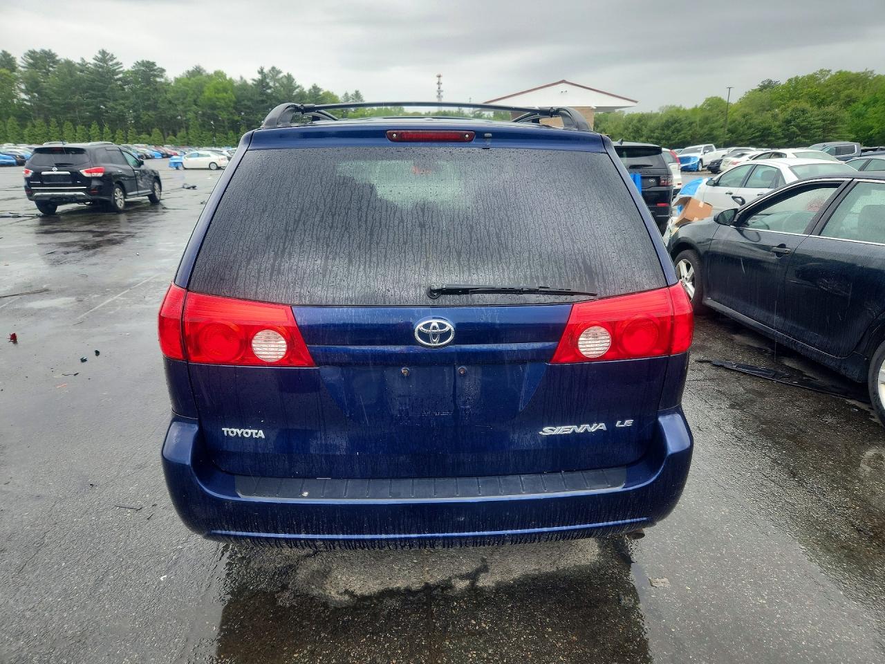 Toyota Sienna Le 8-passenger