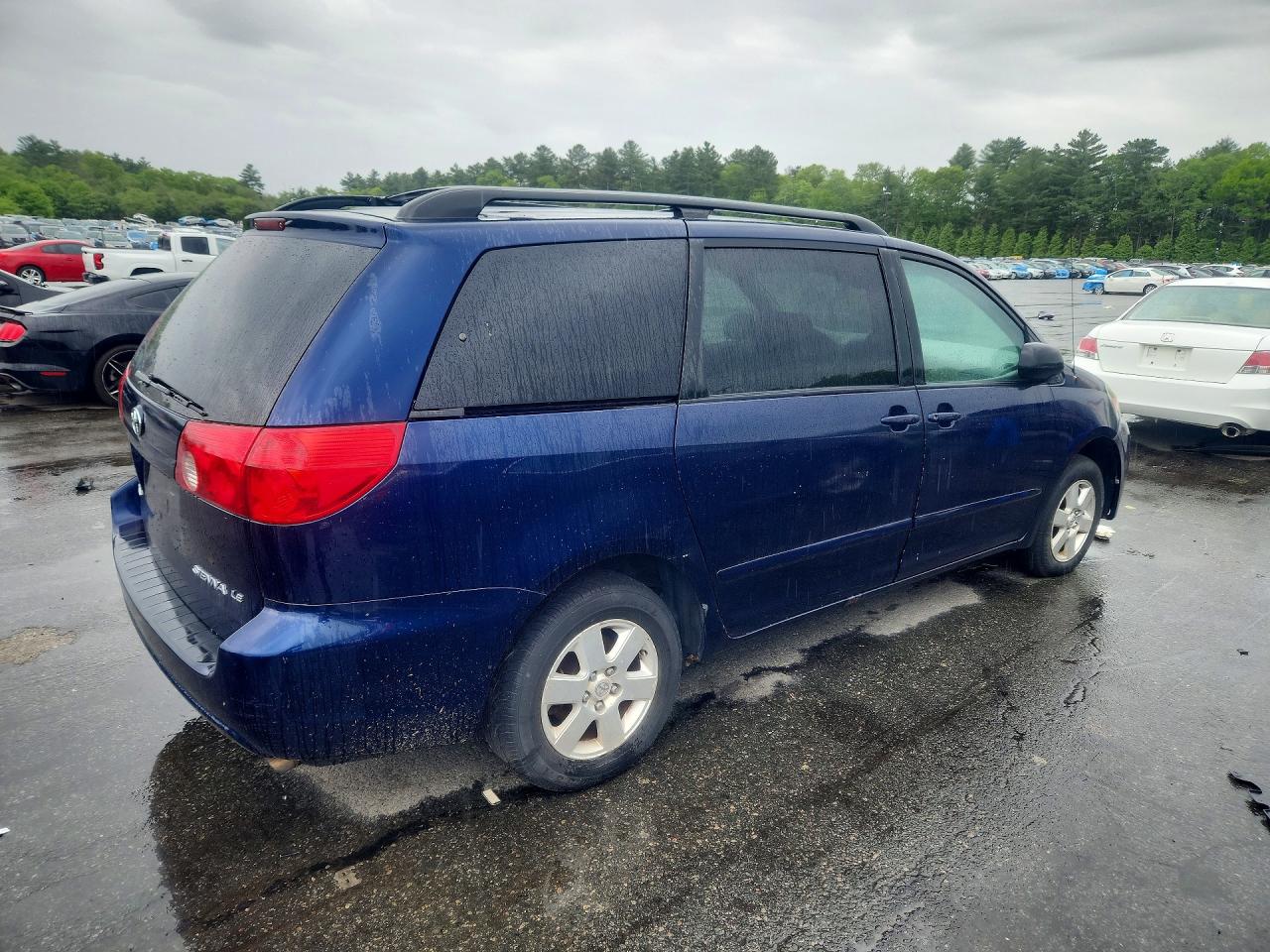 Toyota Sienna Le 8-passenger