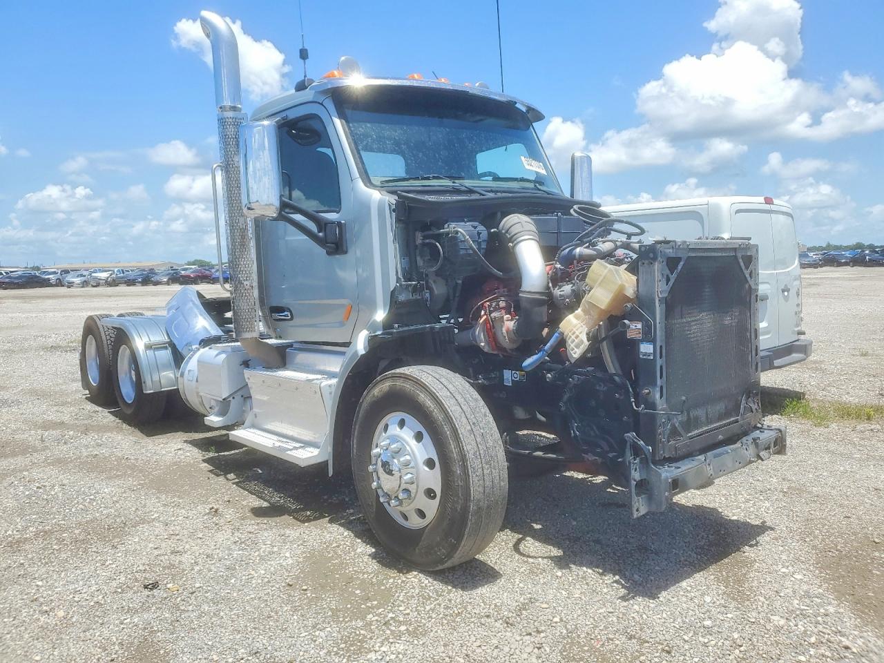 Salvage Peterbilt Trailer Image
