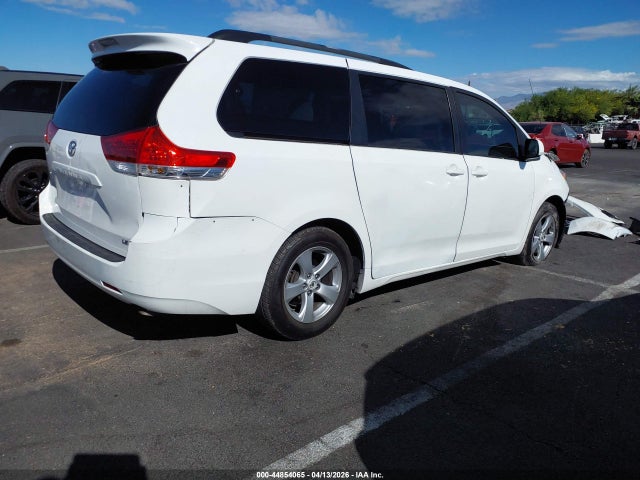 Toyota Sienna Le V6