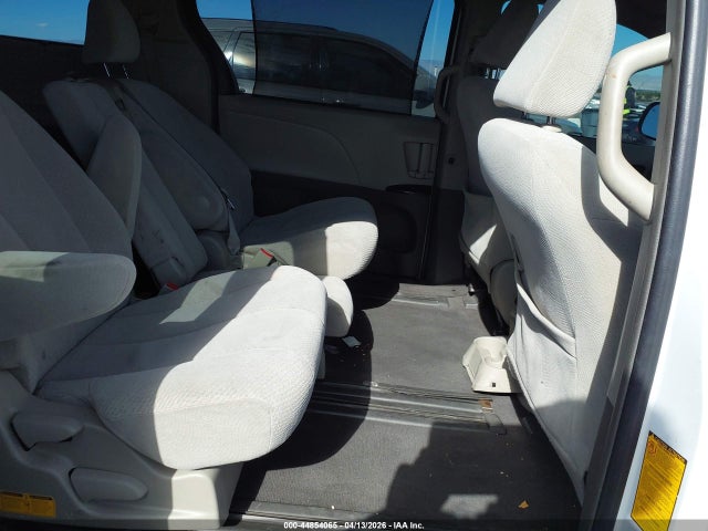 Toyota Sienna Le V6