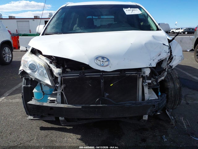 Toyota Sienna Le V6
