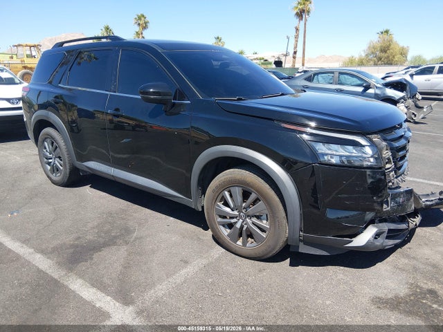 Salvage Nissan Pathfinder Image