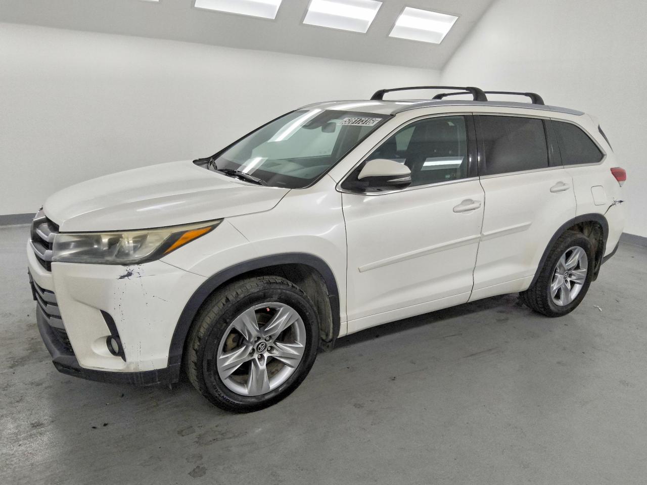 Salvage Toyota Highlander Image