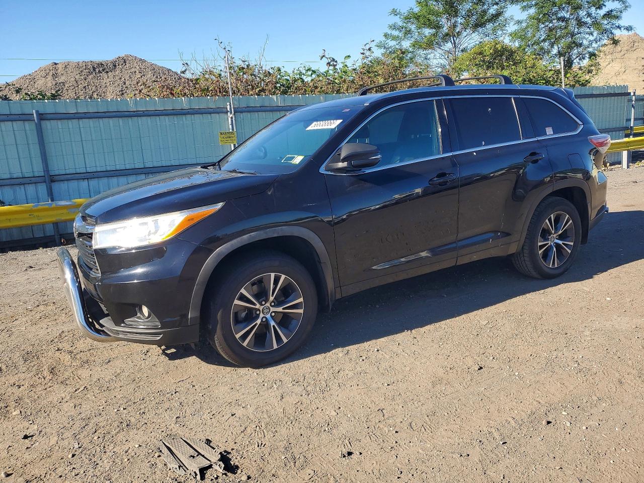 Salvage Toyota Highlander Image