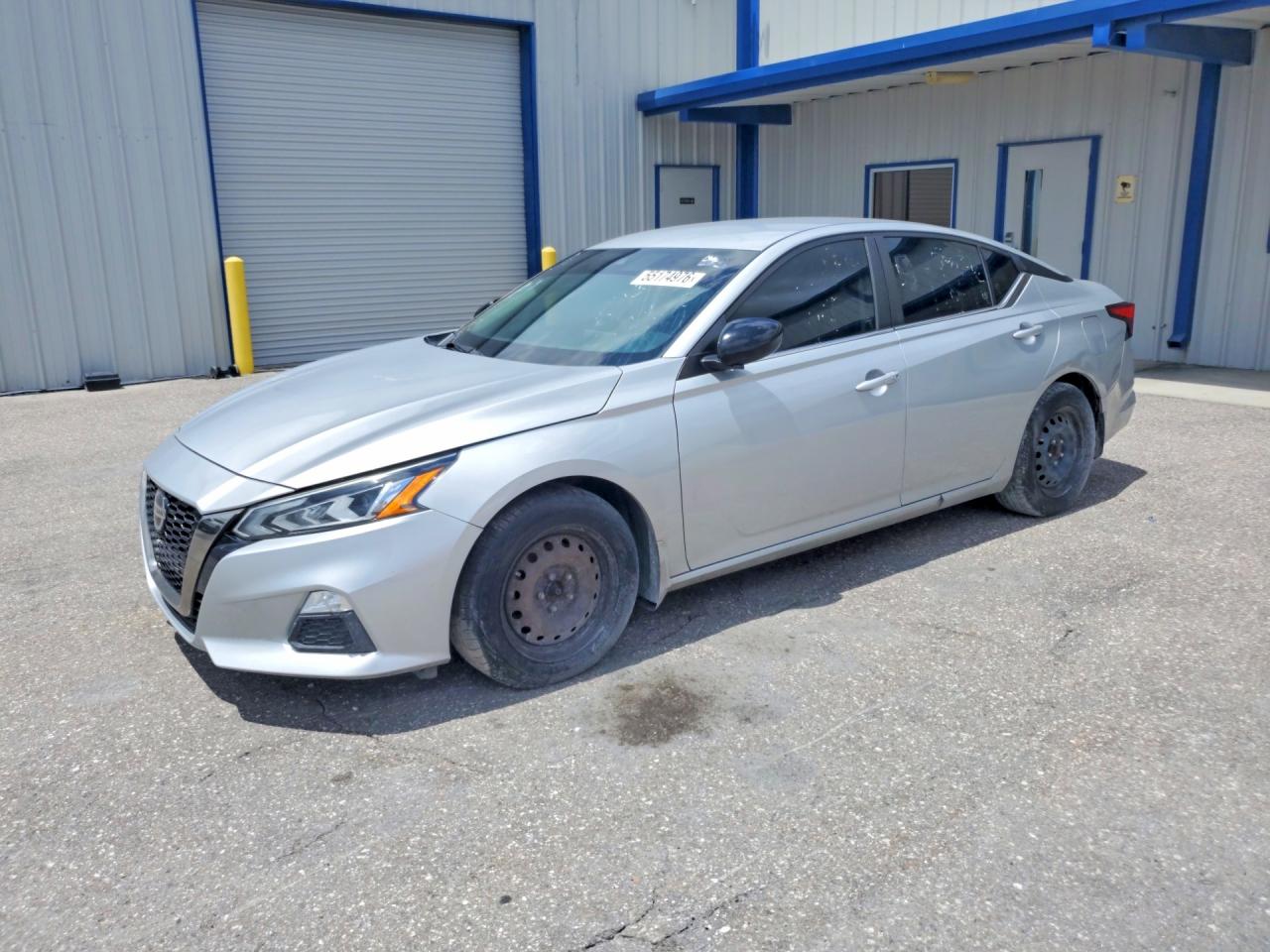 Salvage Nissan Altima Image