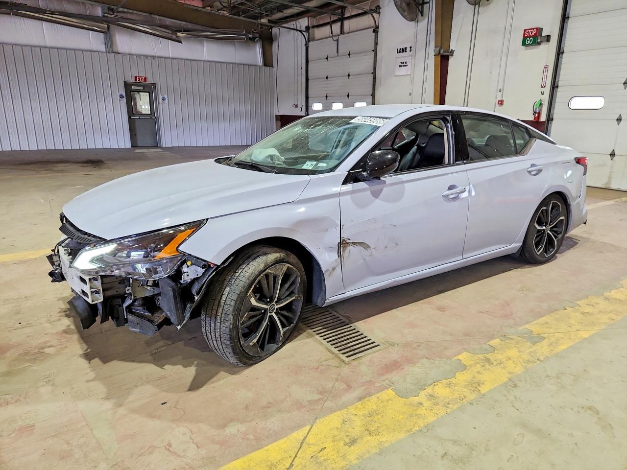 Salvage Nissan Altima Image