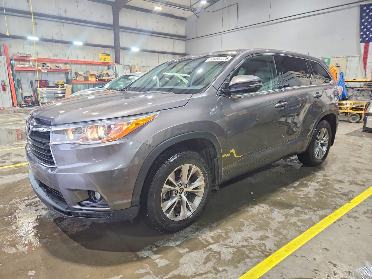 Salvage Toyota Highlander Image