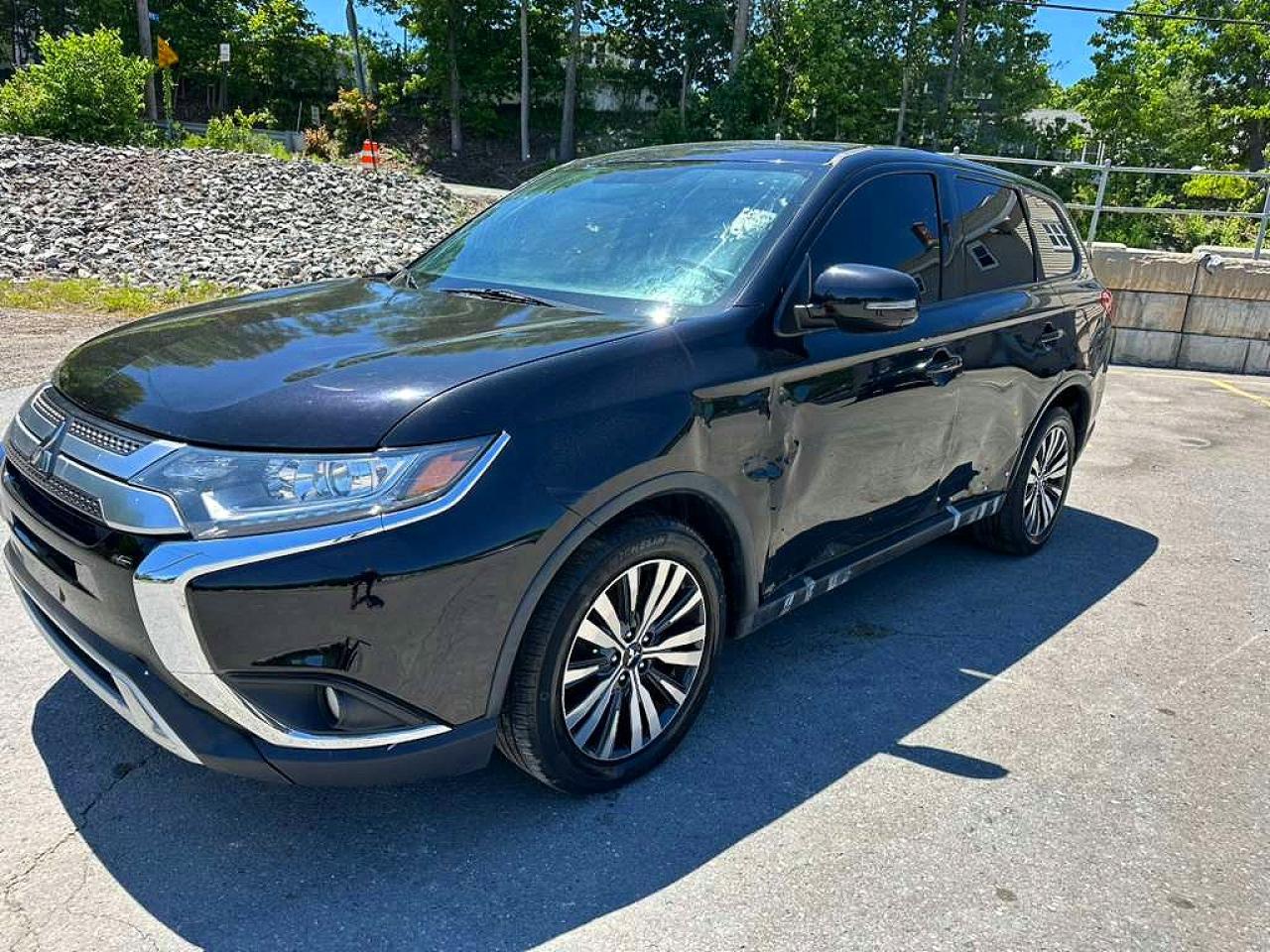 Salvage Mitsubishi Outlander Image