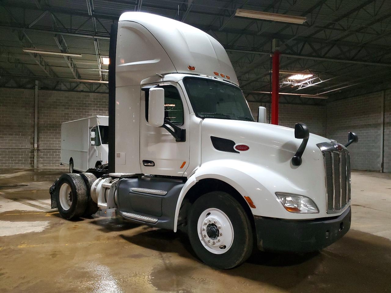 Salvage Peterbilt 579 Image