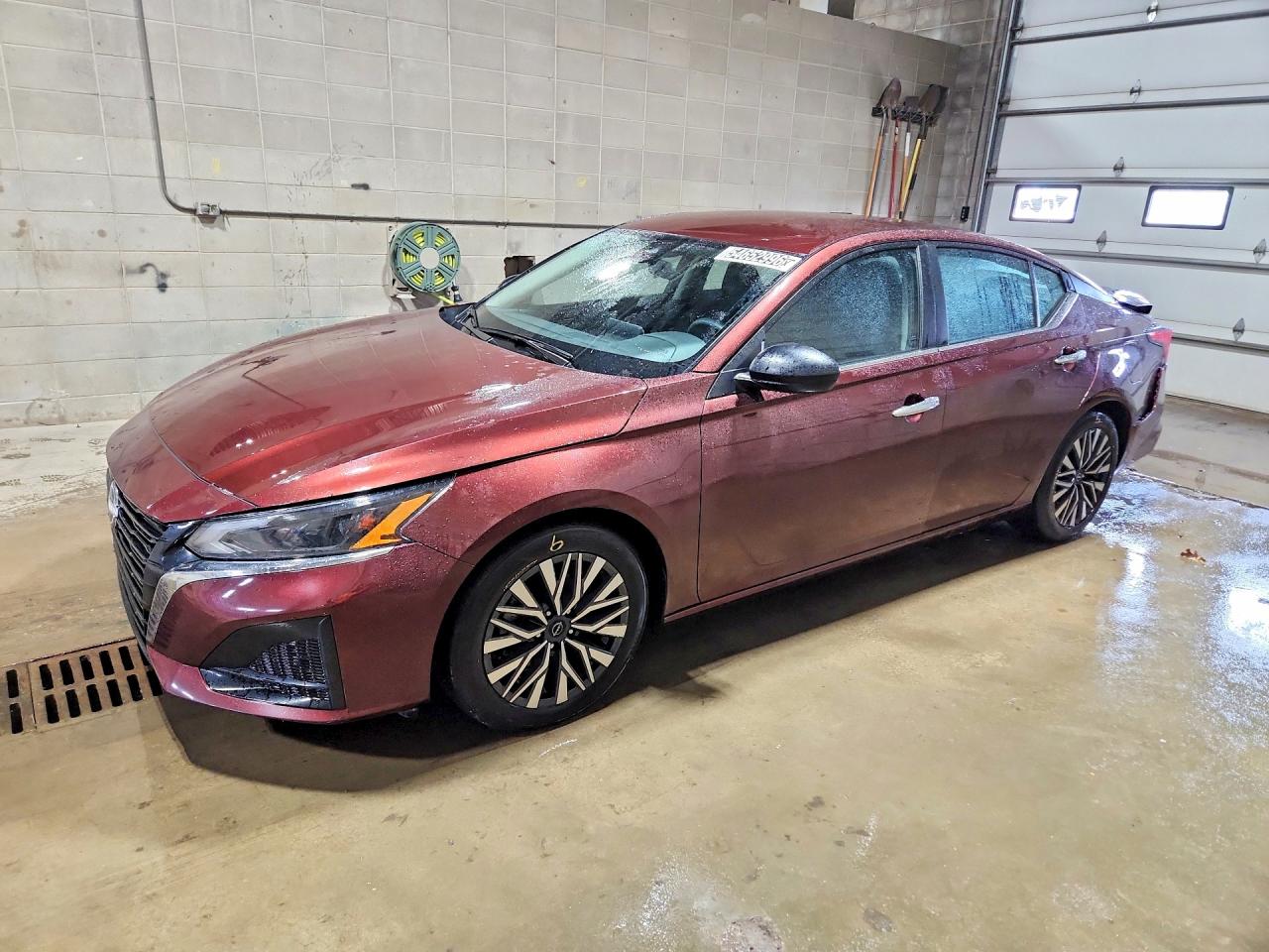 Salvage Nissan Altima Image