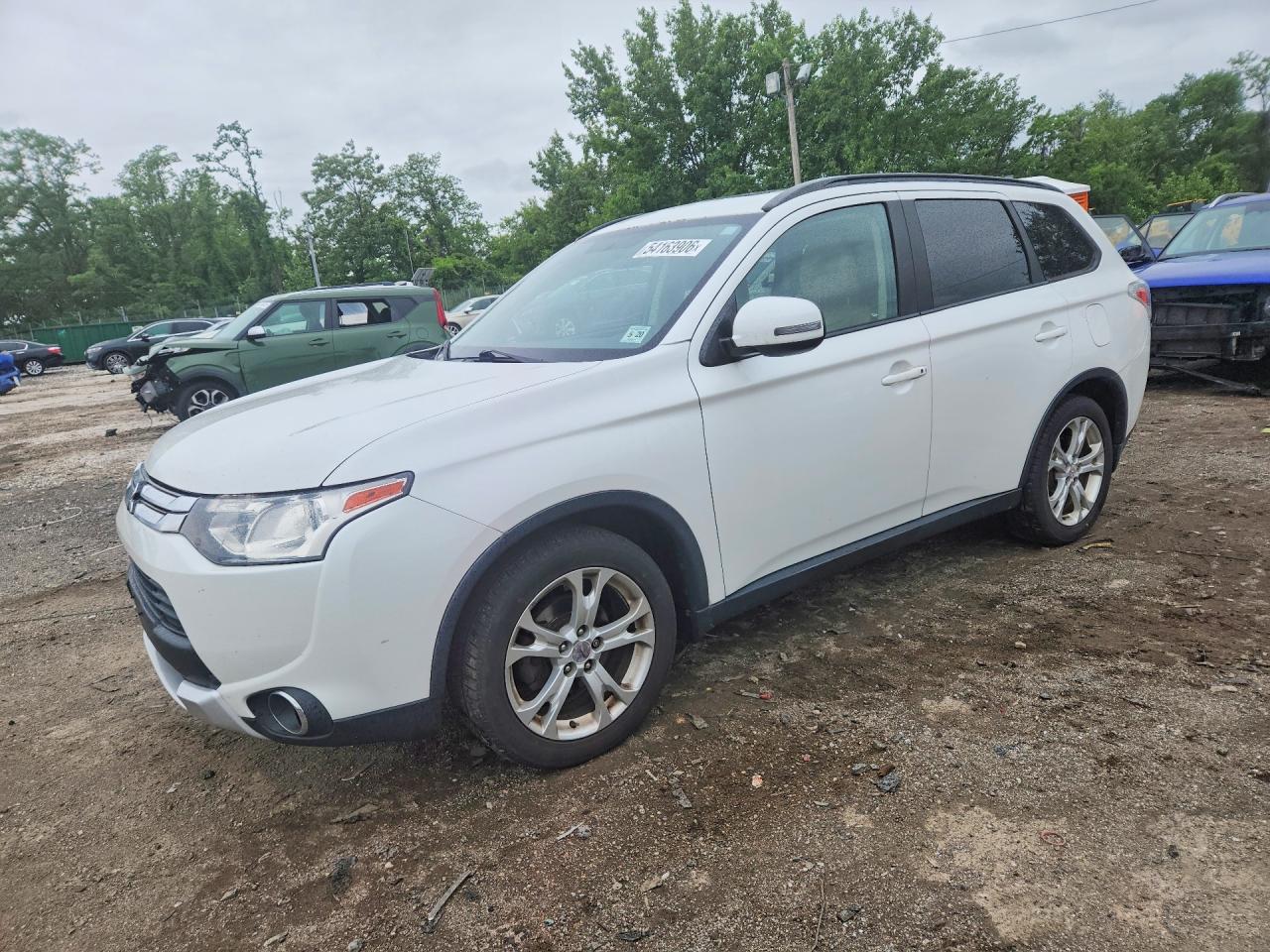 Salvage Mitsubishi Outlander Image