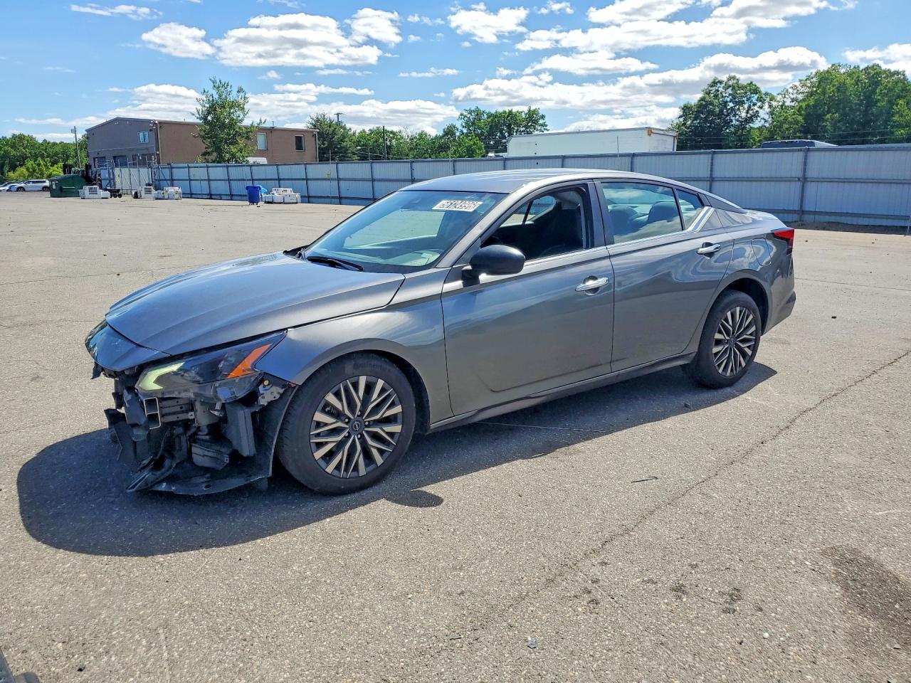 Salvage Nissan Altima Image