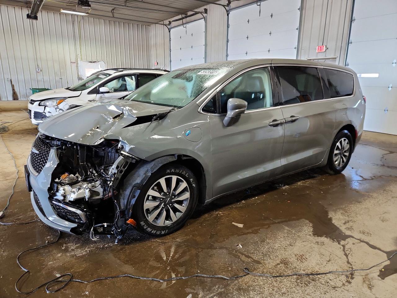 Salvage Chrysler Pacifica Image