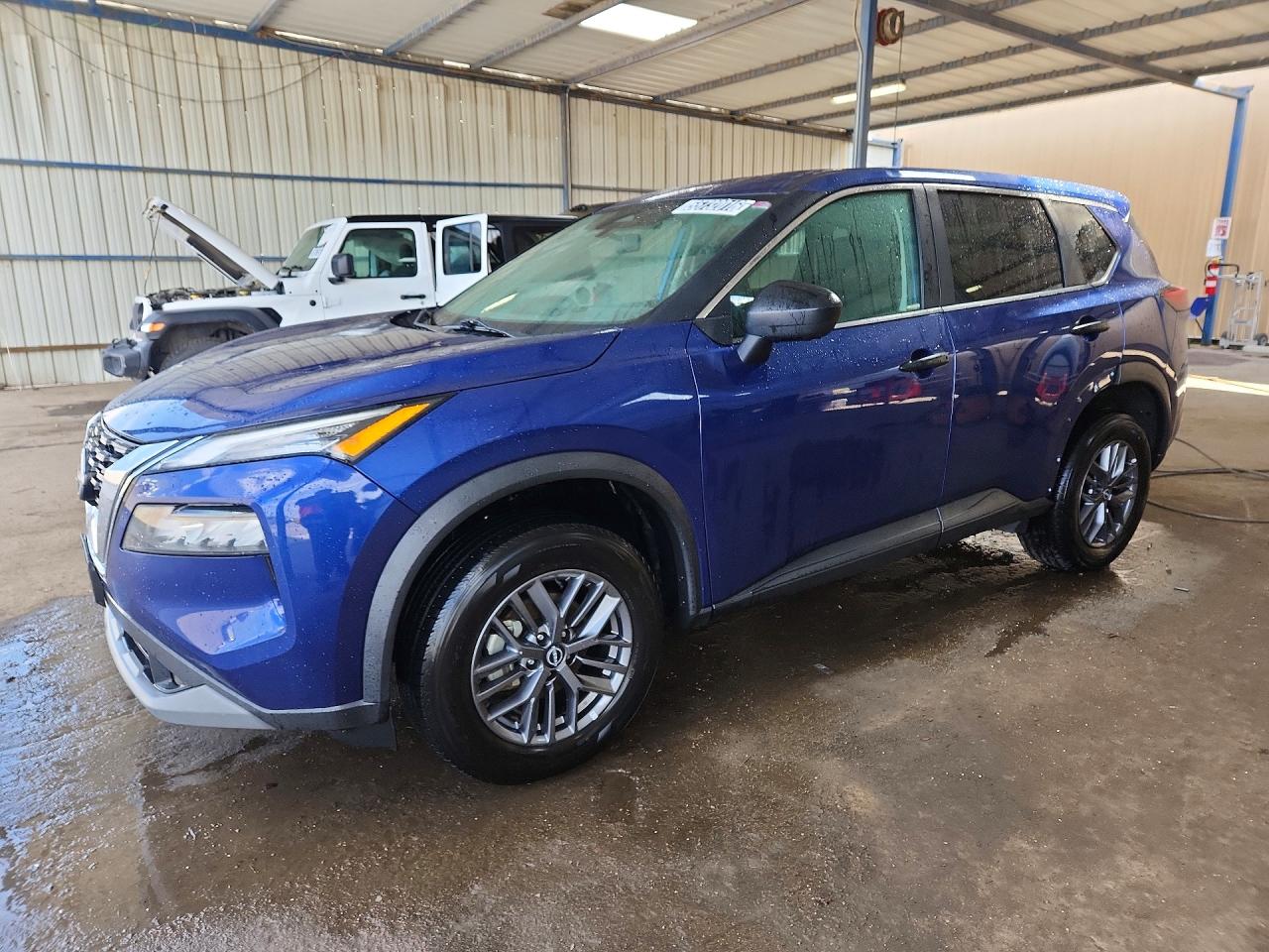 Salvage Nissan Rogue Image
