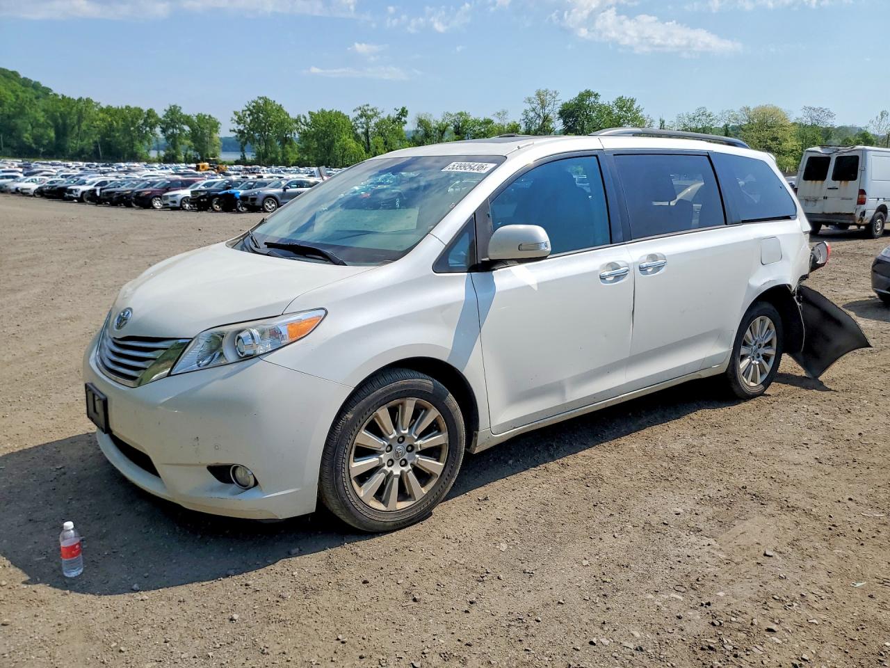 Salvage Toyota Sienna Image