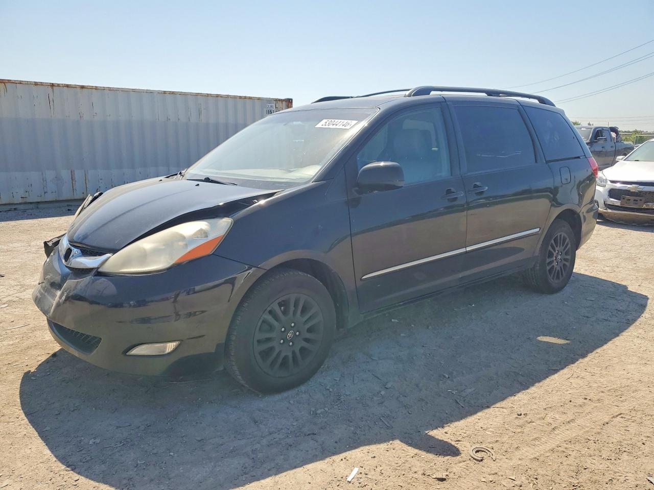 Salvage Toyota Sienna Image
