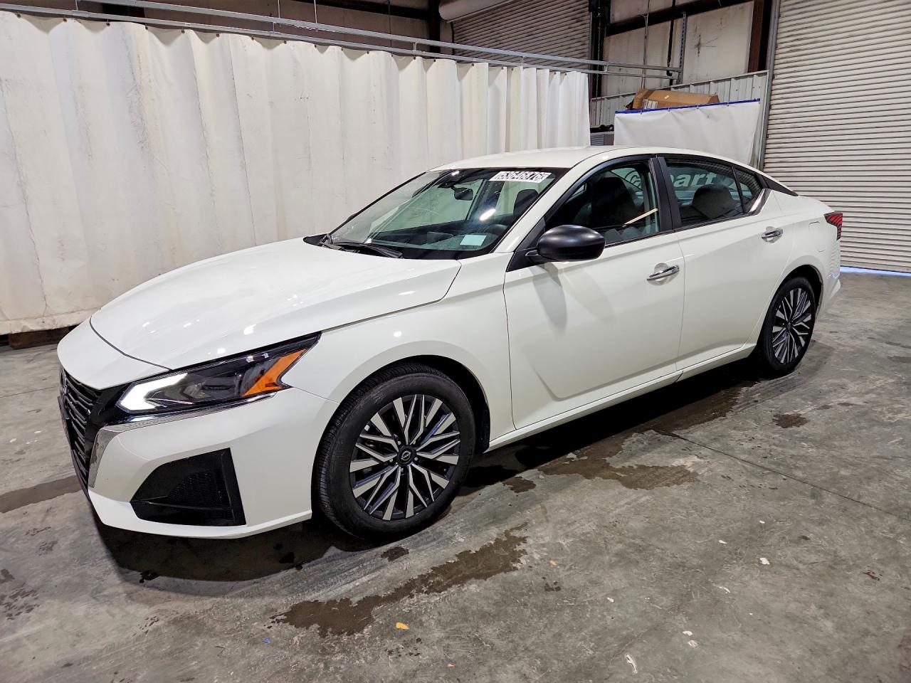 Salvage Nissan Altima Image