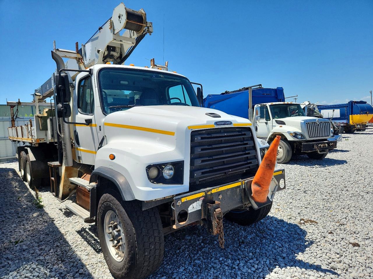 Salvage Freightliner 114sd Image