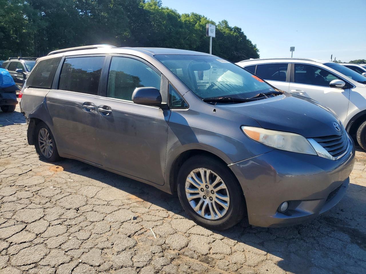Toyota Sienna Xle 8-passenger
