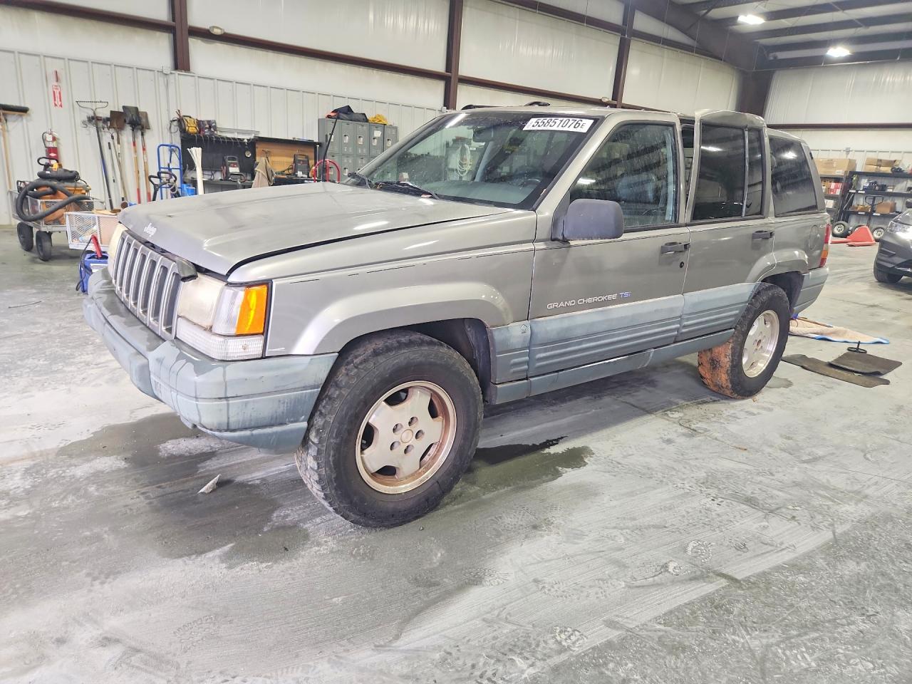 Salvage Jeep Cherokee Image