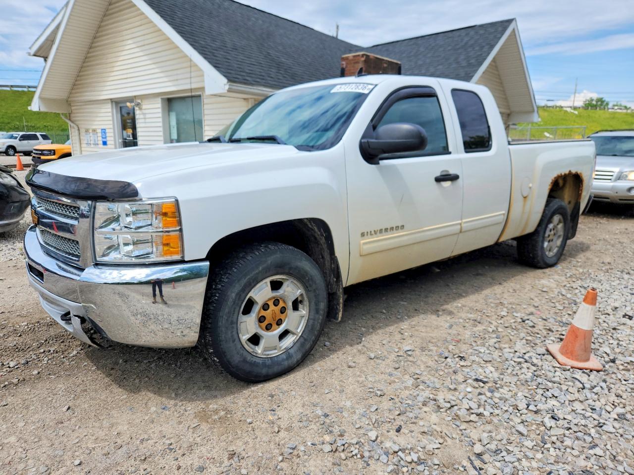 Salvage Chevrolet Silverado Image