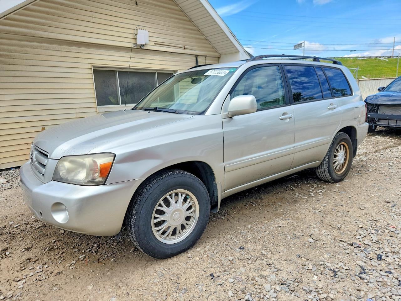 Salvage Toyota Highlander Image