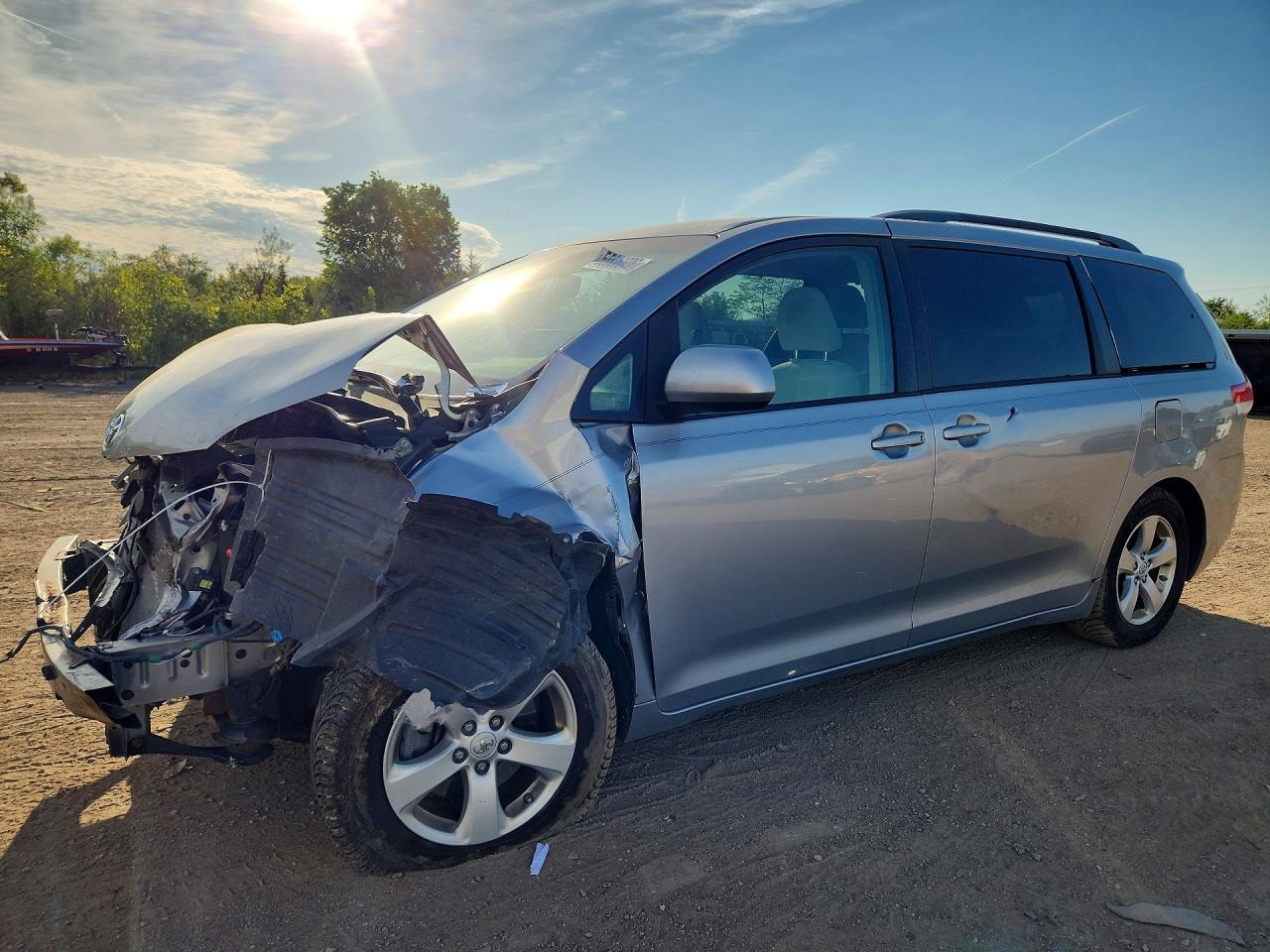 Salvage Toyota Sienna Image