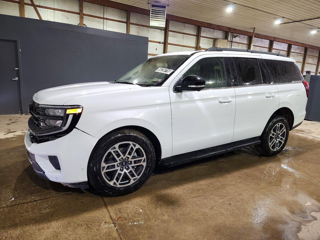 Salvage Ford Expedition Image