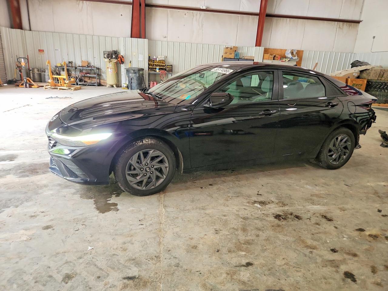 Salvage Hyundai ELANTRA Image