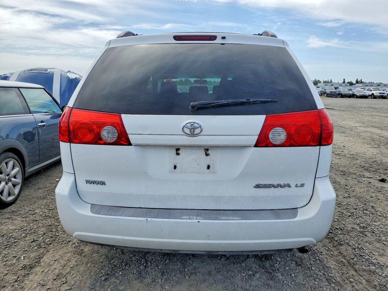 Toyota Sienna Le 8-passenger