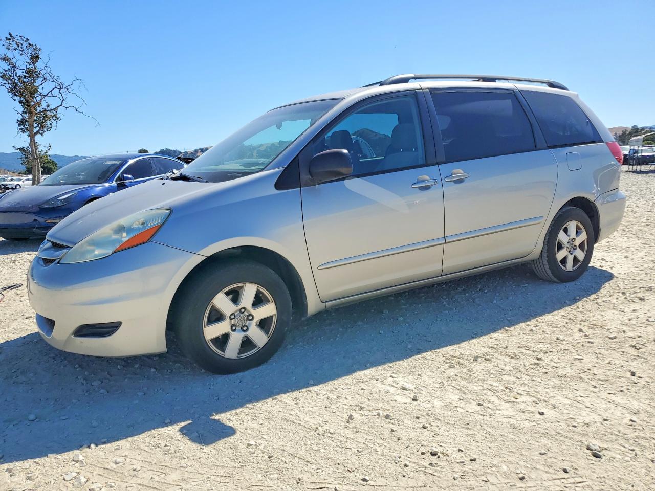 Salvage Toyota Sienna Image