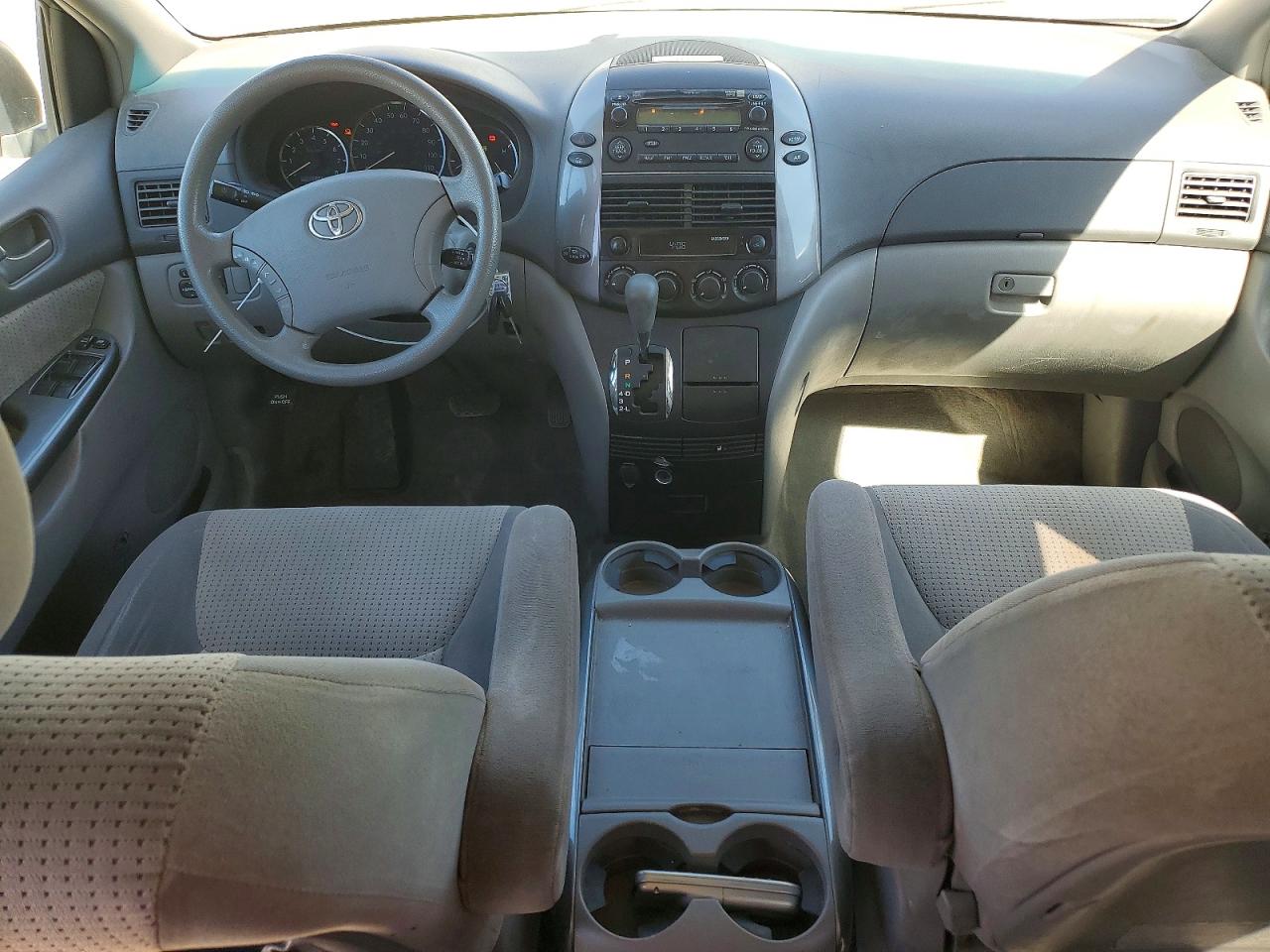 Toyota Sienna Le 7 Passenger