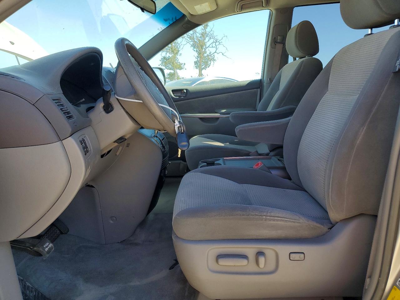 Toyota Sienna Le 7 Passenger