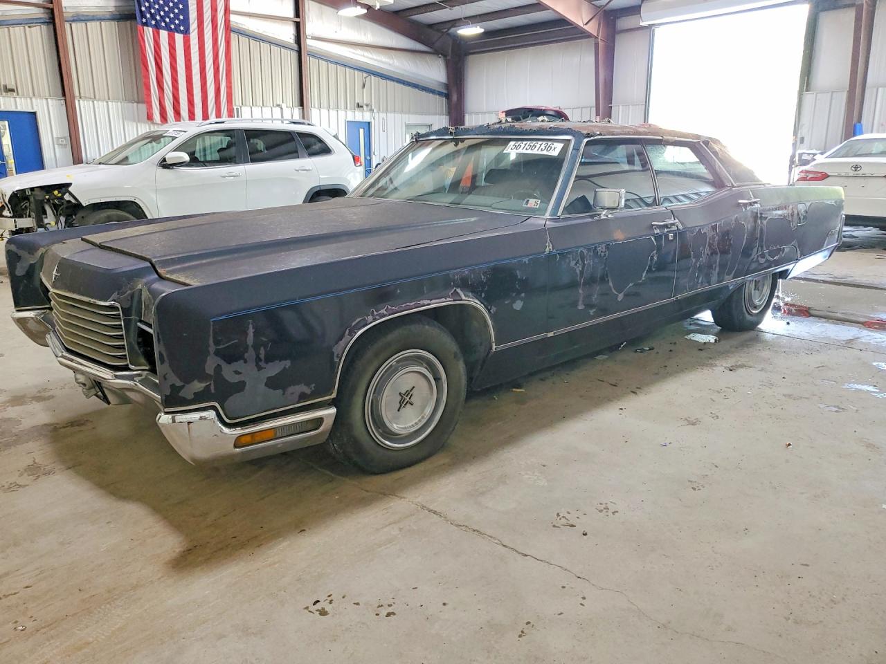 Salvage Lincoln Continental Image
