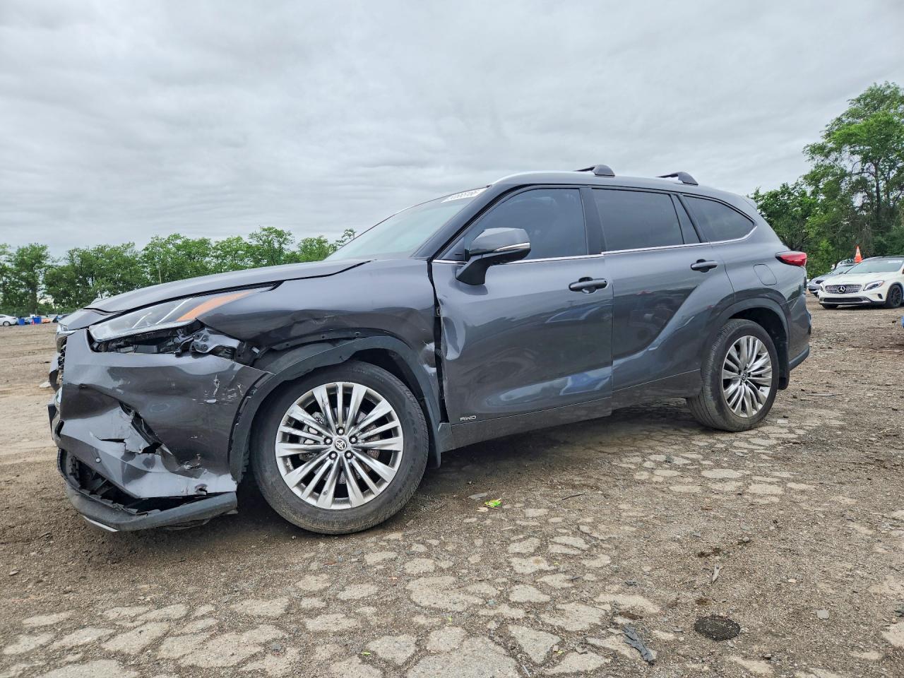 Salvage Toyota Highlander Image