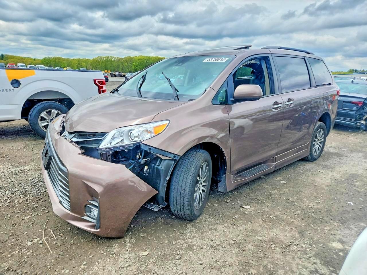 Salvage Toyota Sienna Image